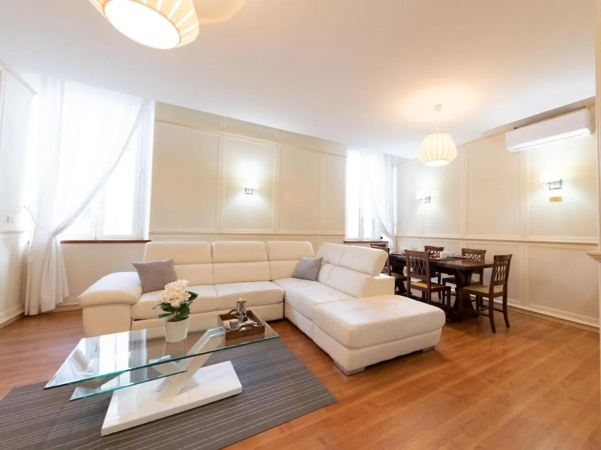 The Best Rent - Stylish One-Bedroom Apartment In Piazza Barberini Rome