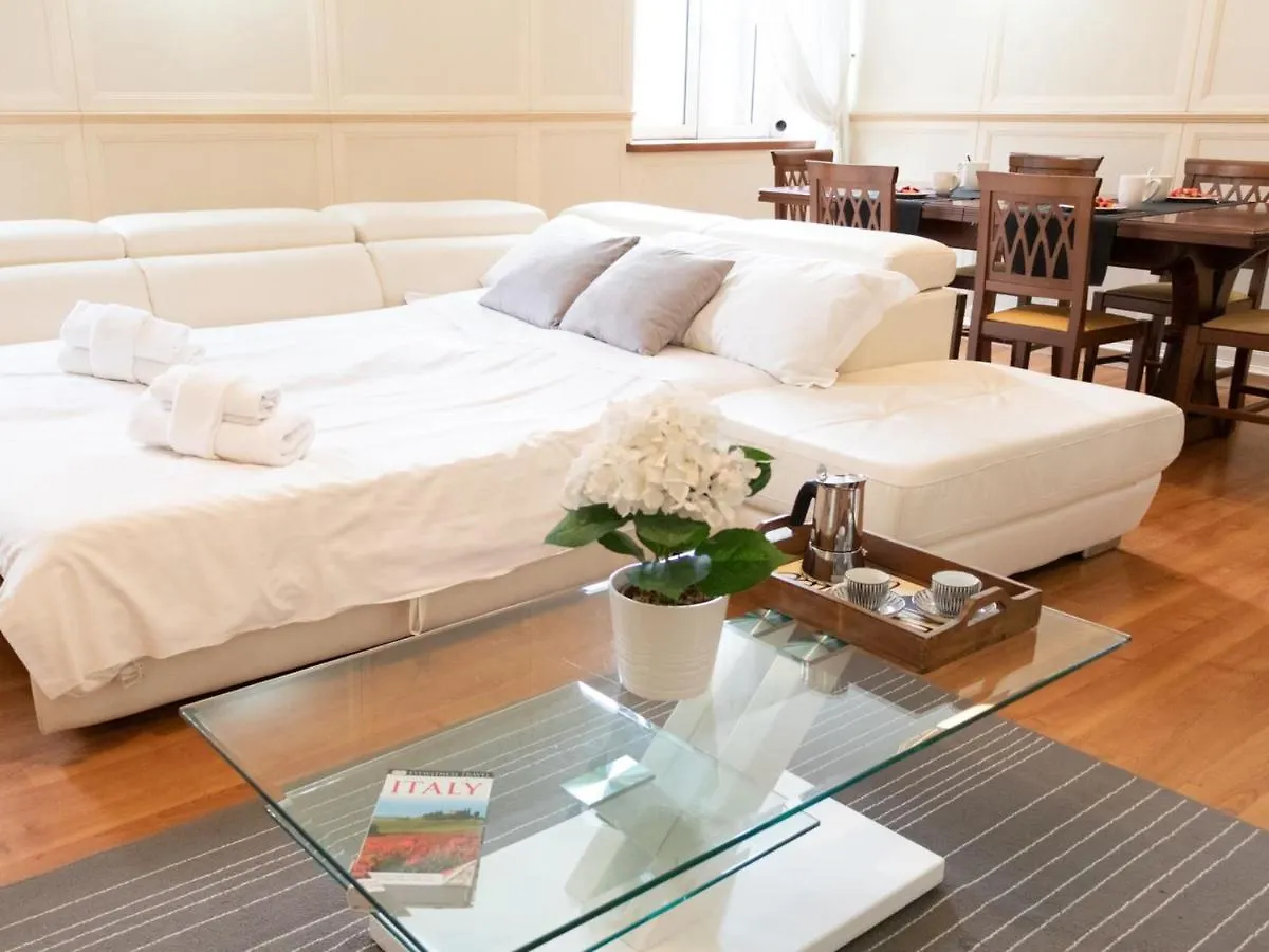 The Best Rent - Stylish One-Bedroom Apartment In Piazza Barberini Rome