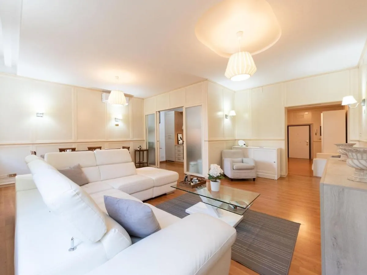 The Best Rent - Stylish One-Bedroom Apartment In Piazza Barberini Rome Italy