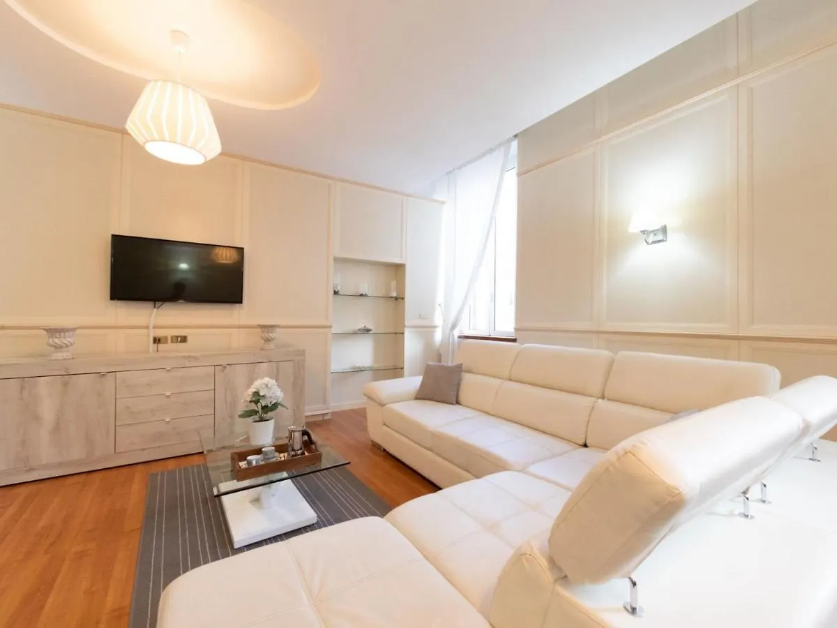 The Best Rent - Stylish One-Bedroom Apartment In Piazza Barberini Rome 0*,