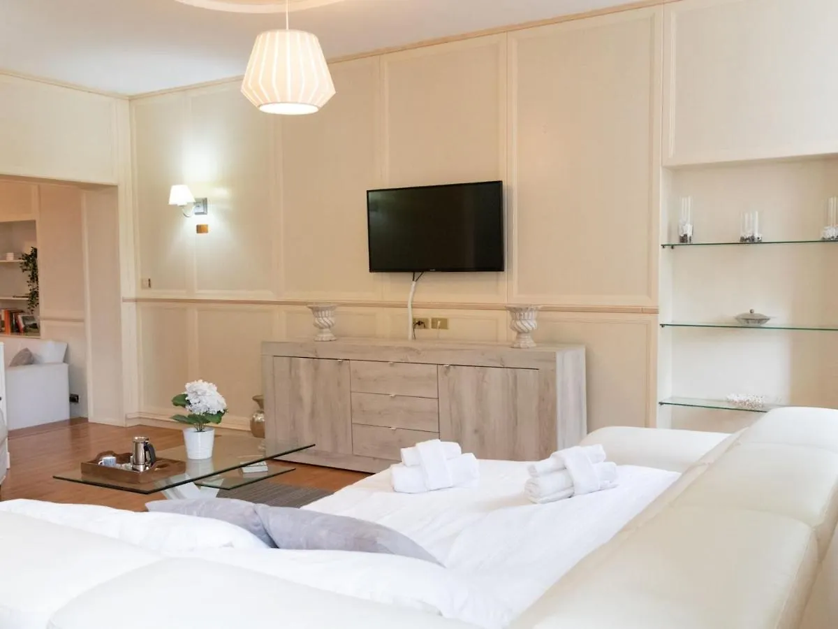 The Best Rent - Stylish One-Bedroom Apartment In Piazza Barberini Rome