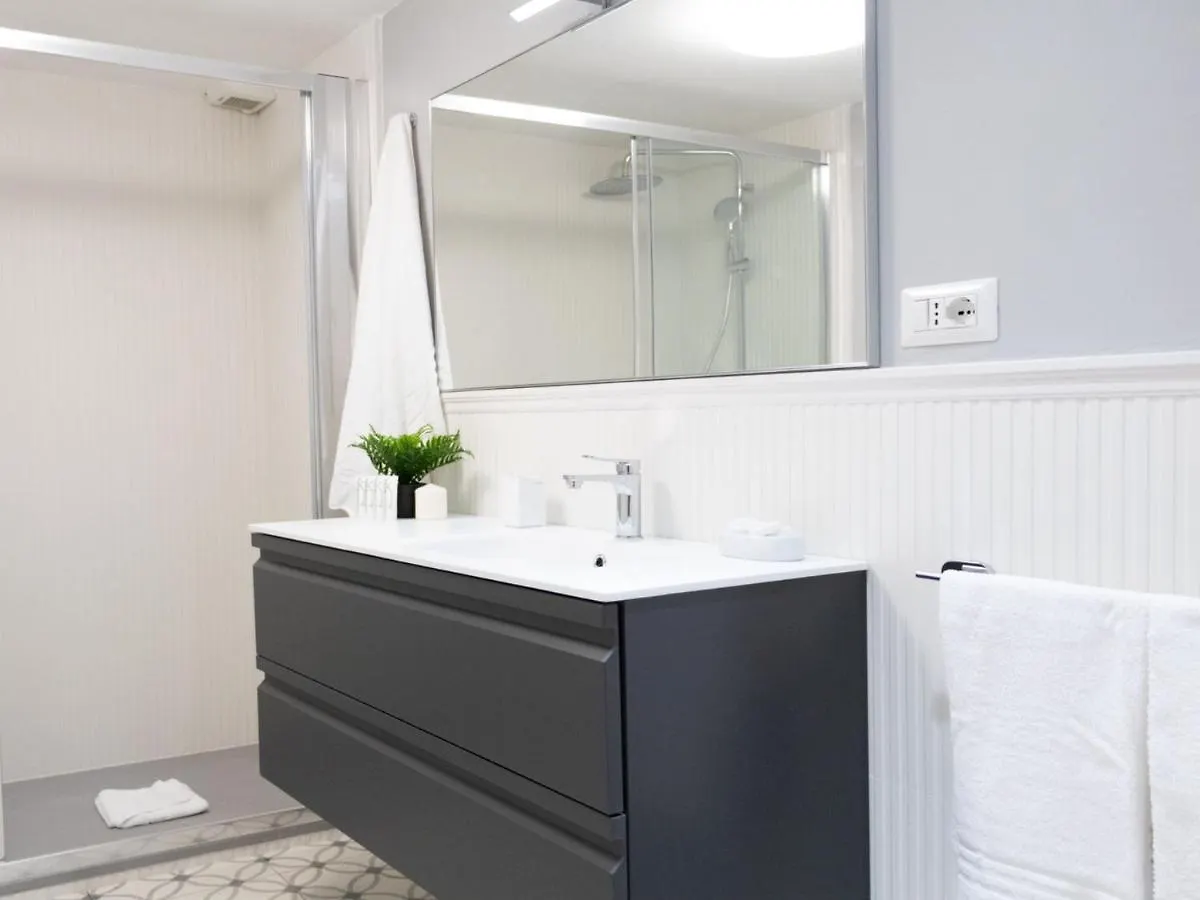 The Best Rent - Stylish One-Bedroom Apartment In Piazza Barberini Rome Italy