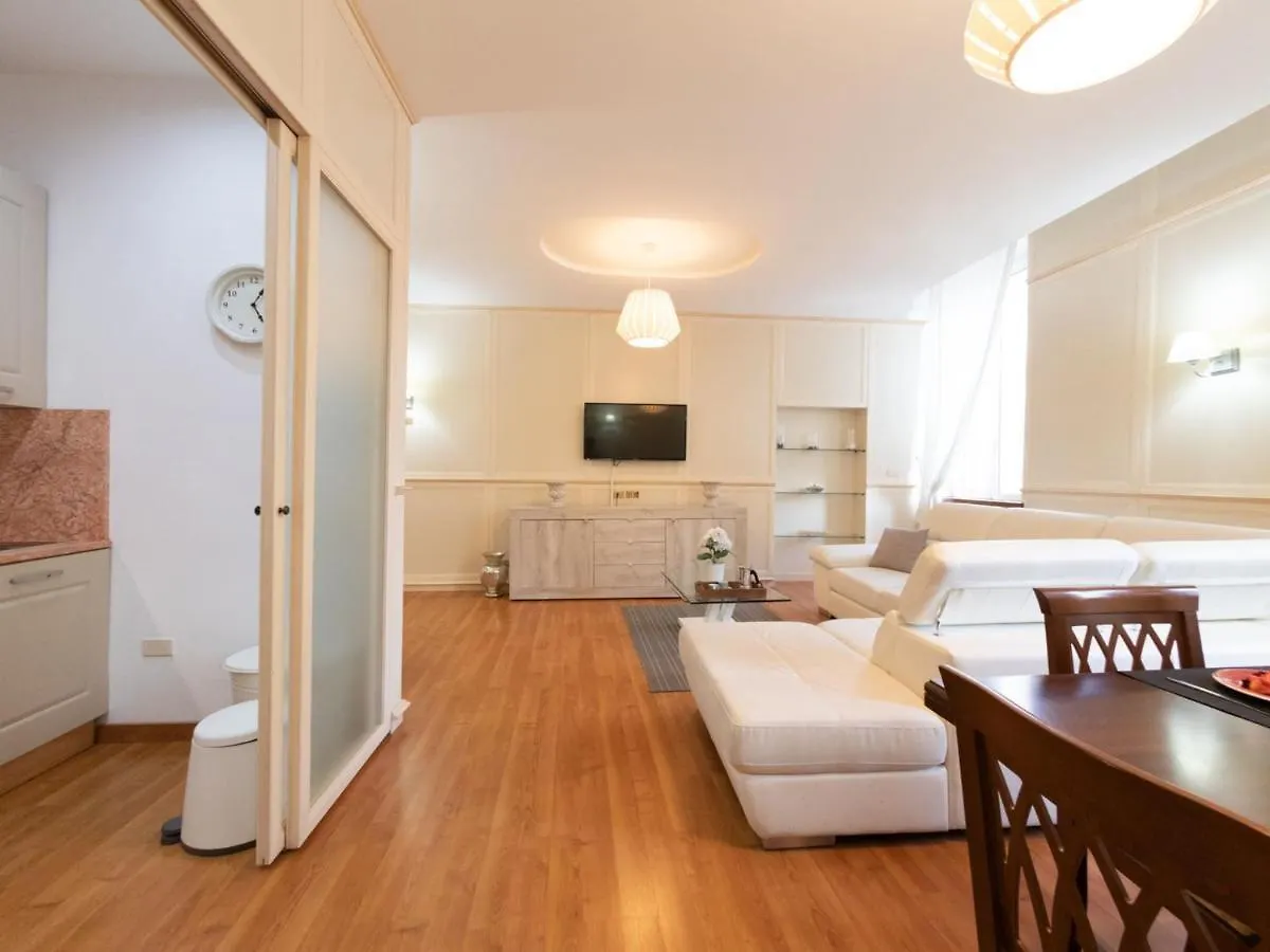 The Best Rent - Stylish One-Bedroom Apartment In Piazza Barberini Rome